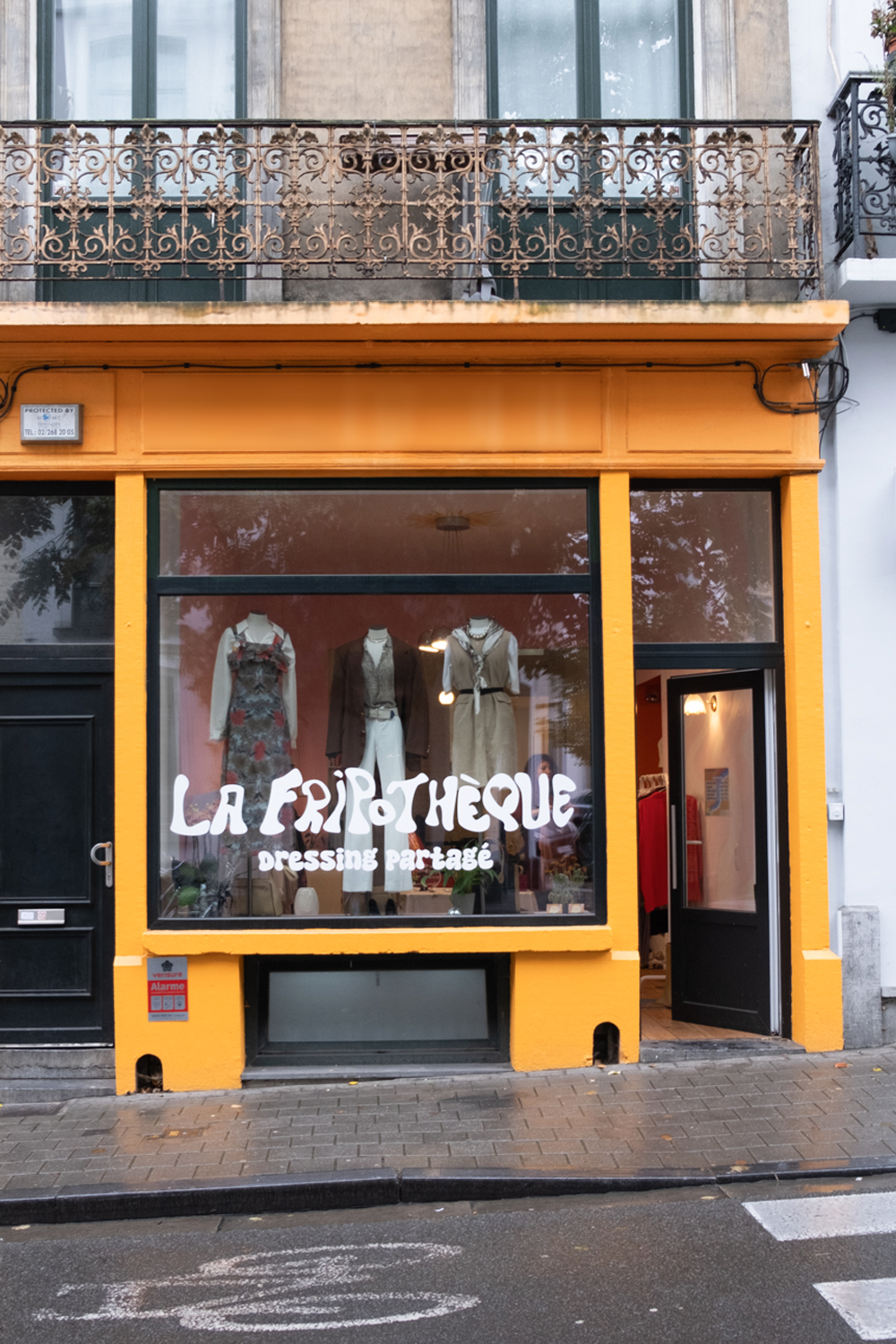 vitrine de la boutique La fripothèque - friperie solidaire à Ixelles